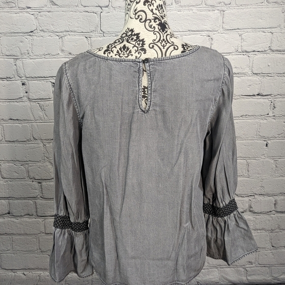 Gap Women's Long Flare Sleeve Chambray Size Medium popover Top Keyhole Back b12 - Picture 10 of 10